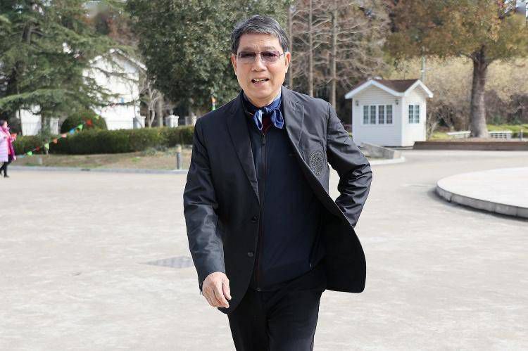 首支预告中影片主角悉数亮相，汤姆·汉克斯饰演的老木匠盖比特，仰望窗外星空，唱起熟悉的童谣，虔诚祈祷